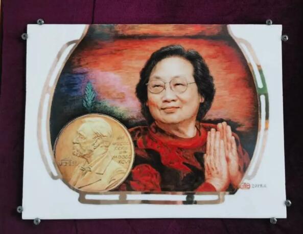 硬核爺爺宅家2個(gè)月創(chuàng)作鐘南山屠呦呦瓷板畫 硬核爺爺宅家2個(gè)月創(chuàng)作鐘南山屠呦呦瓷板畫