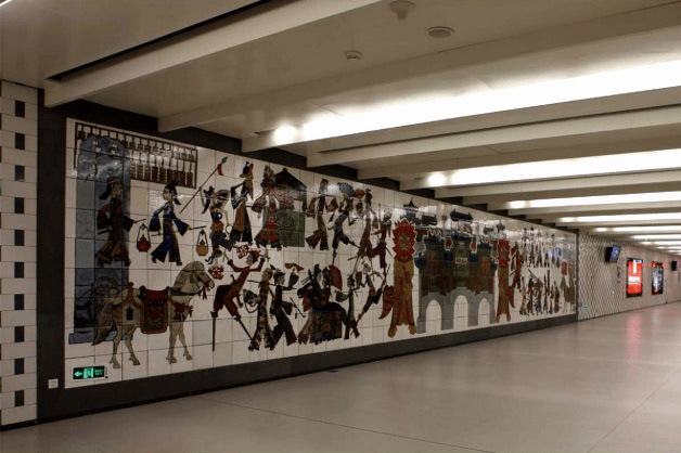 為什么火車站和地鐵站都喜歡用陶瓷壁畫進行裝飾哪？
